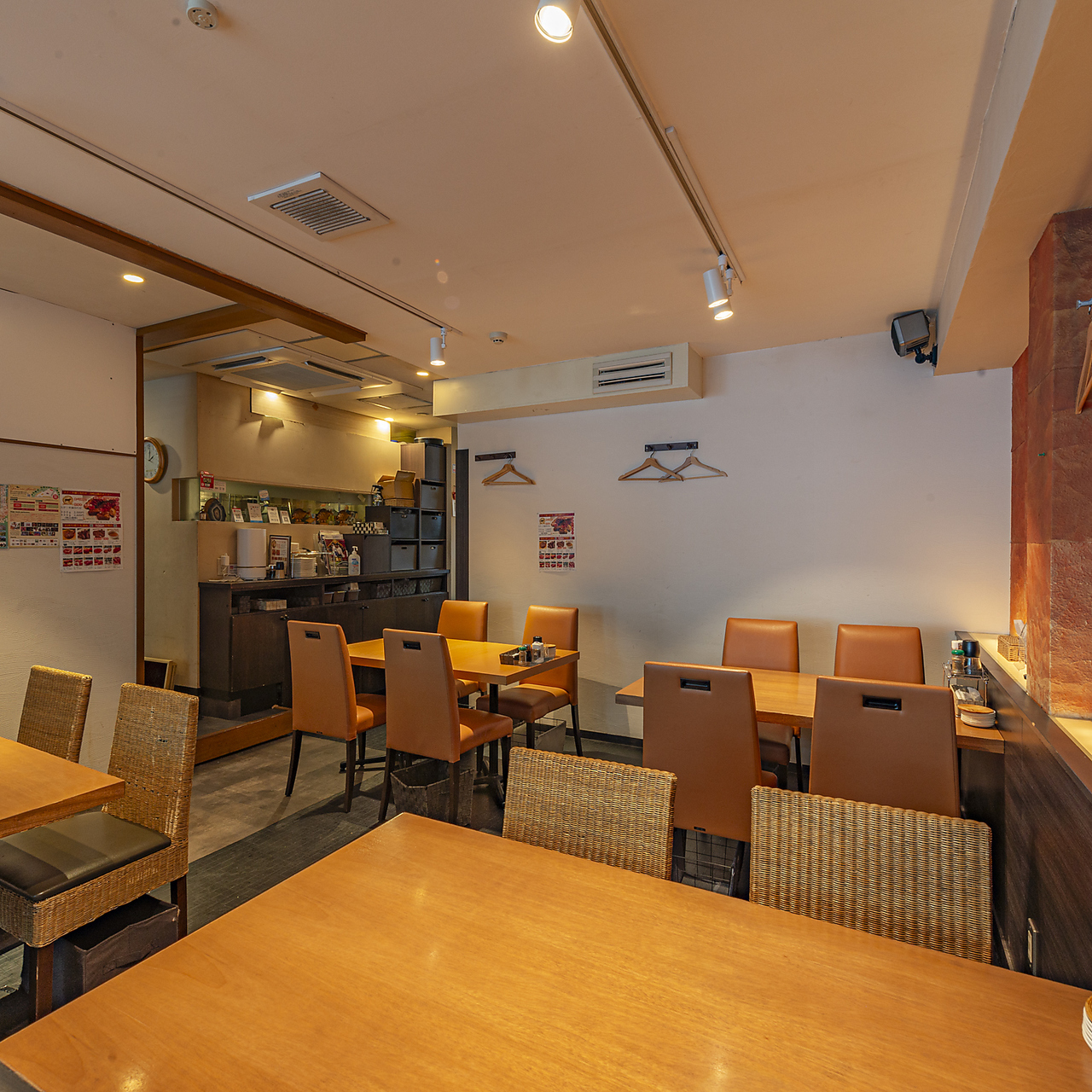 木のテーブルが並ぶナトレーザの店内
